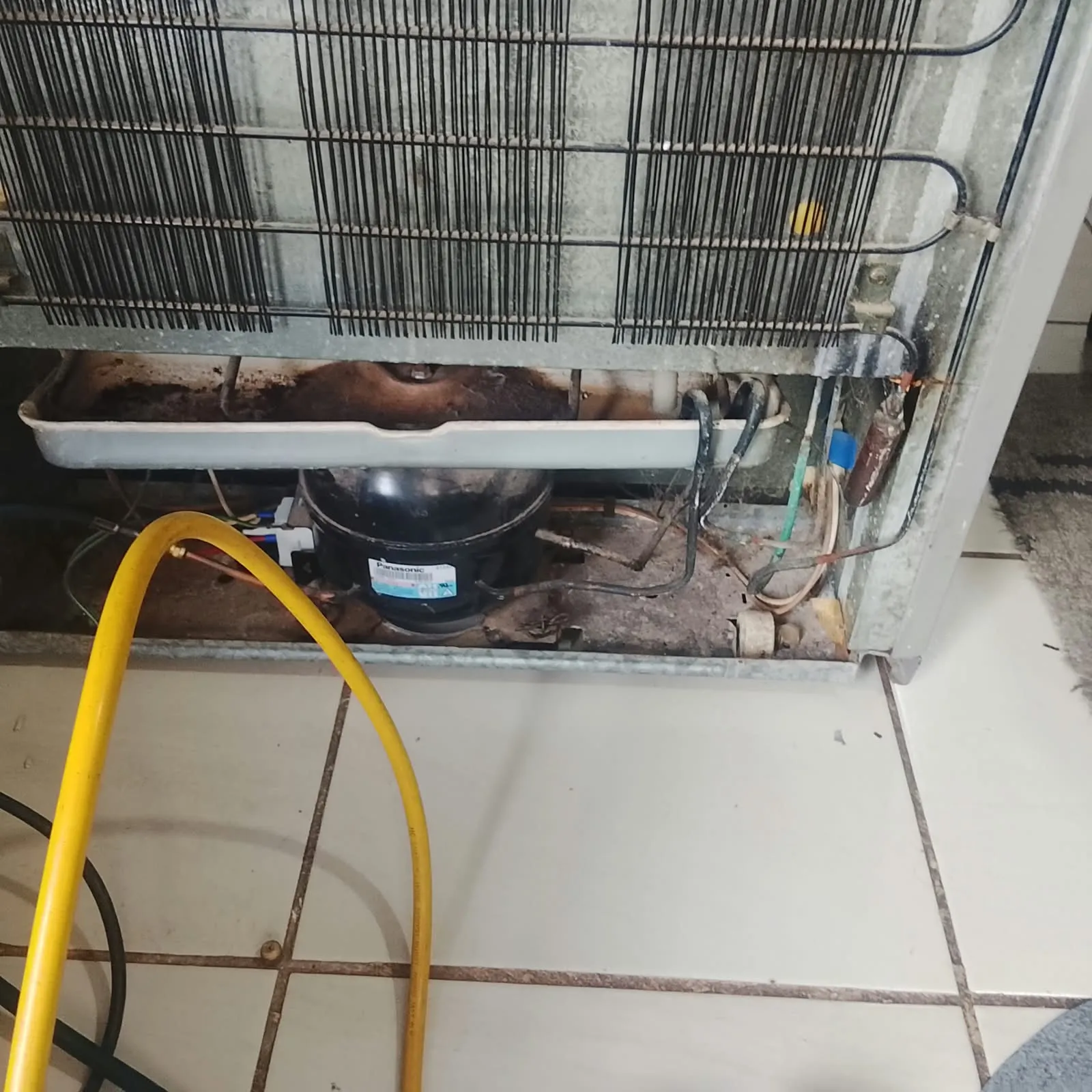 Carga de gas refrigerante