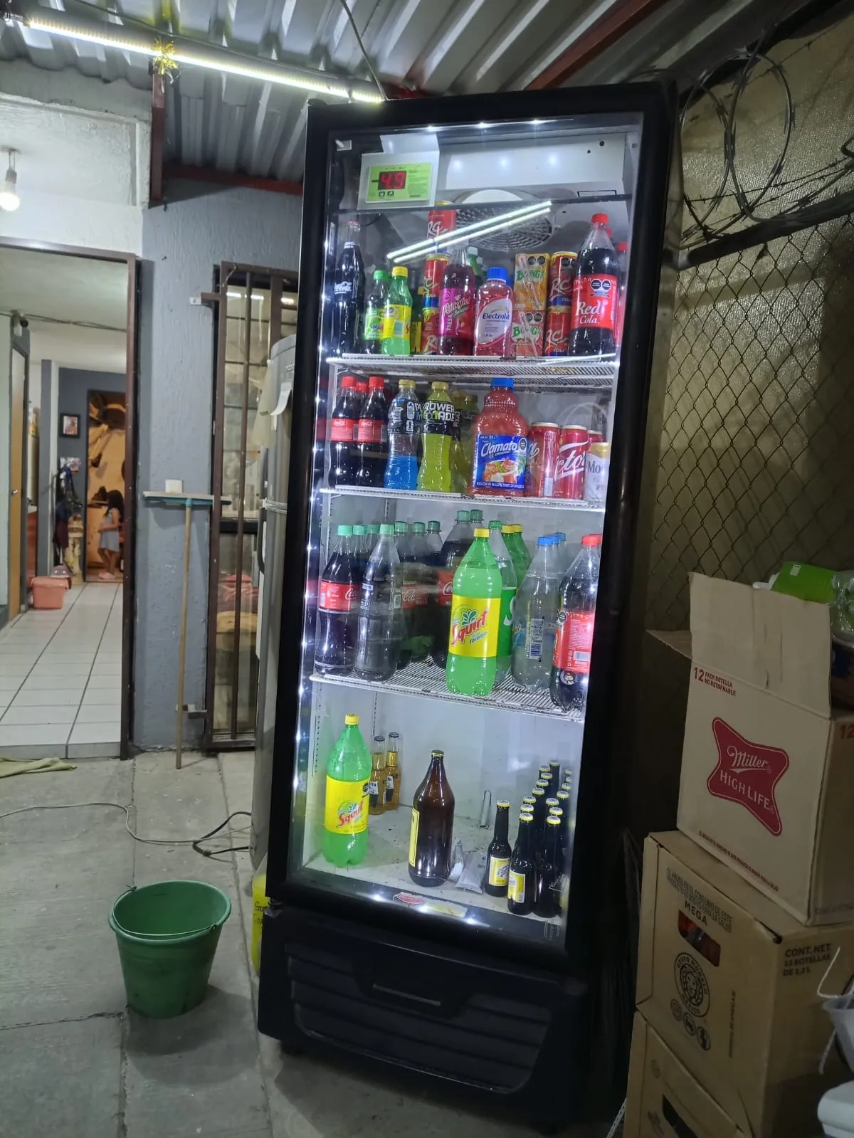 Refrigerador comercial de exhibición funcionando